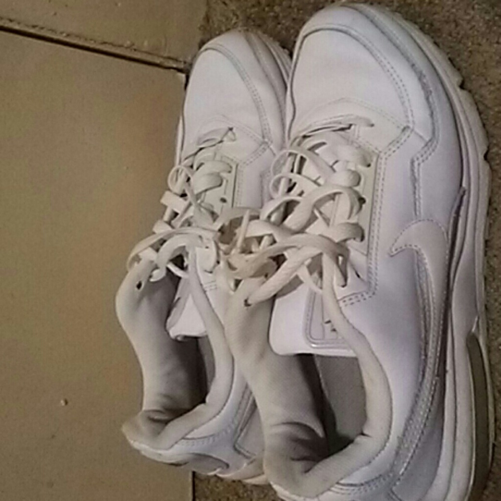 Men white nike airmax